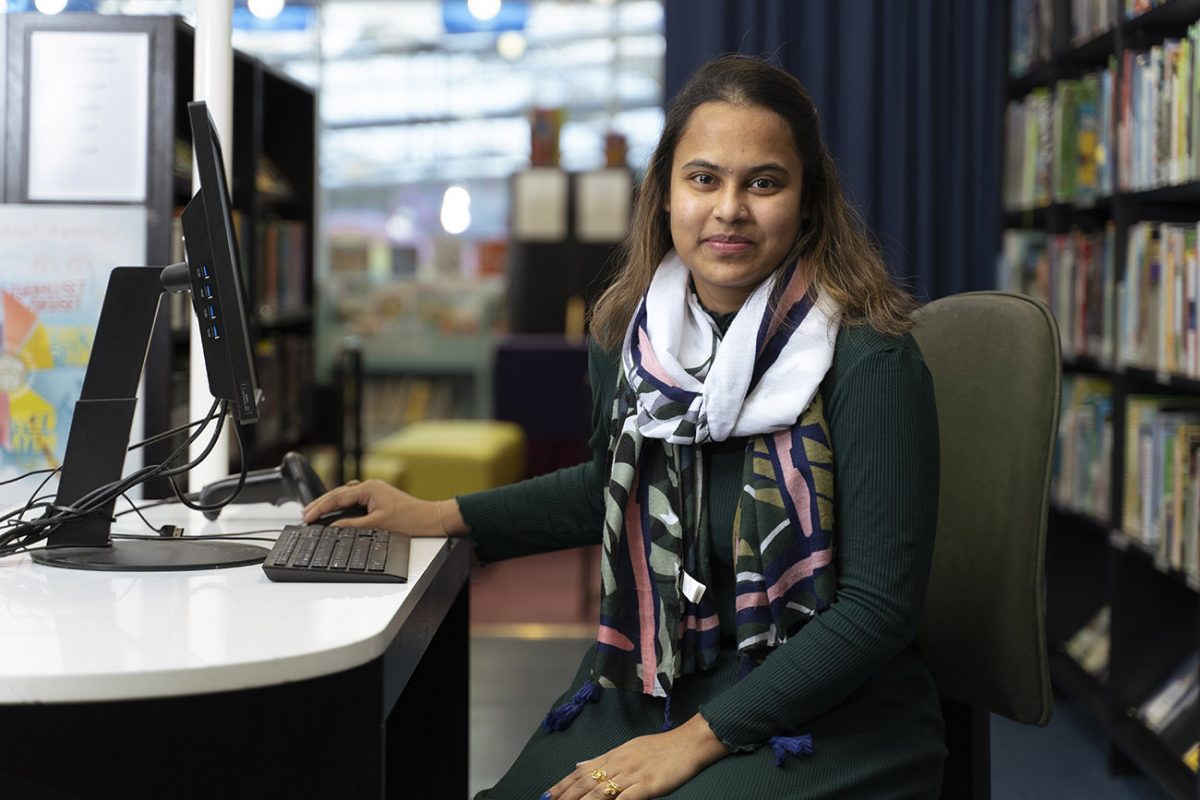 Nainen käyttää asiakastyöasemaa, tietokonetta, Helsingin kaupungin kirjastossa.