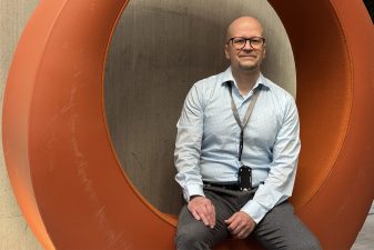 Palvelupäällikkö ja tiimipäällikkö Markus Hirvikoski infrapalvelut-tiimistä DigiHelsingiltä.