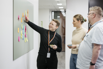 Tiimi ideoi yhdessä toimistolla.