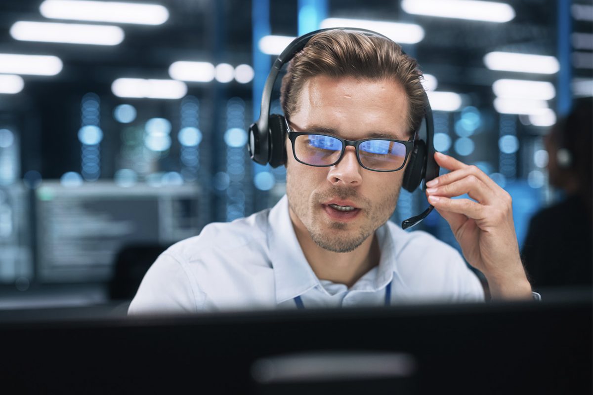 Mies tutkii näyttöä kyberturvavalvomossa.