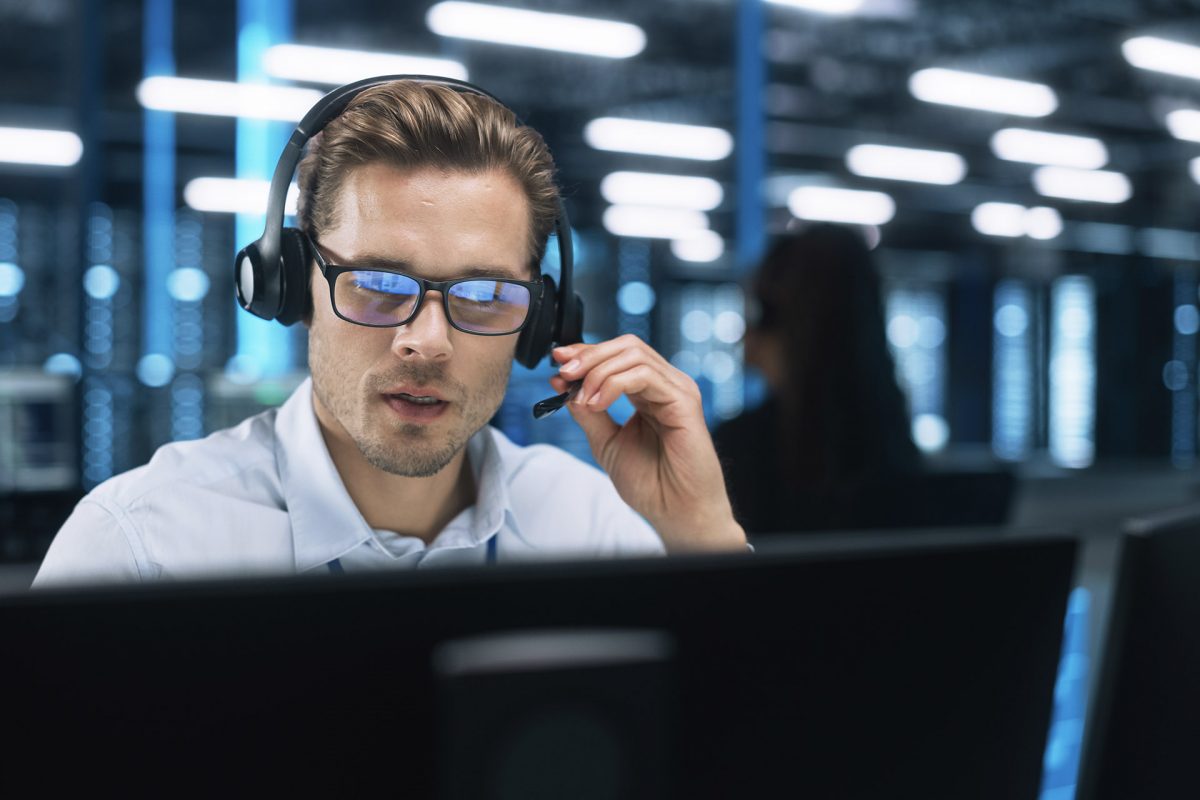 Mies tutkii näyttöä kyberturvavalvomossa.