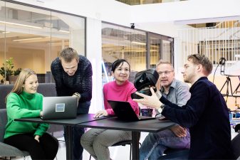 Tiimi yhteisessä palaverissa toimistolla.