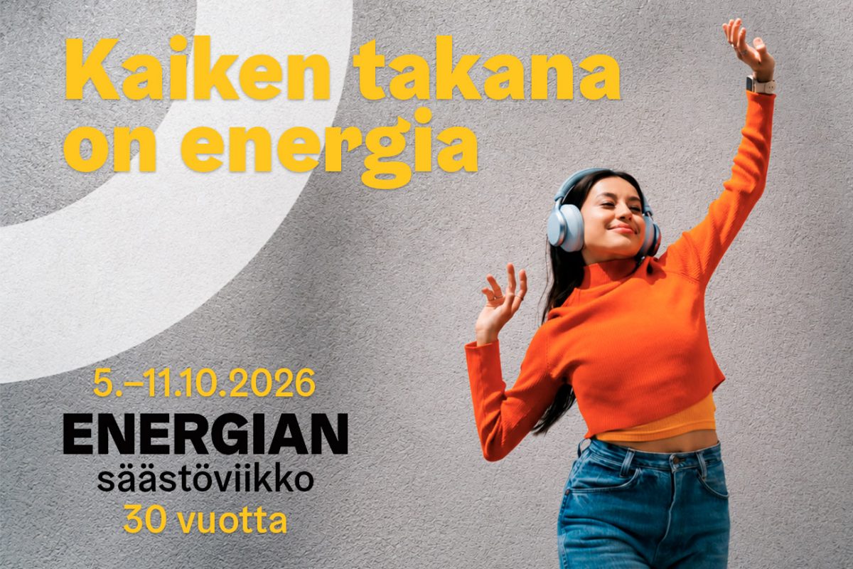 Energiansäästöviikon 30-vuotisjuhlavuoden kampanjakuva. Kuvassa oranssiin paitaan pukeutunut henkilö kuulokkeet päässä. Kuvassa tekstit ”5.–11.10.2026”, ”Energiansäästöviikko 30 vuotta” ja ”Kaiken takana on energia".